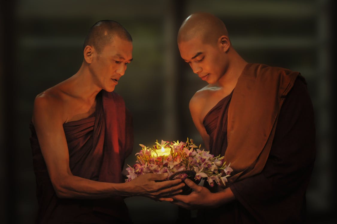Dwóch Mnichów Mężczyzna Trzyma światło