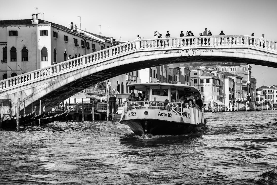 Kostenlos Graustufenfoto Des Bootes Auf Dem Fluss Stock-Foto
