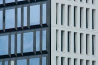 意大利米兰现代立面的几何图案详细视图