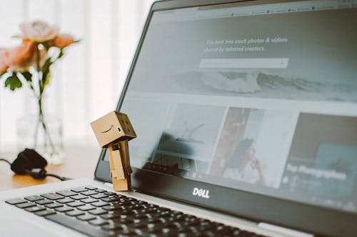 Amazon Box Mit Blick Auf Schwarzen Dell Laptop