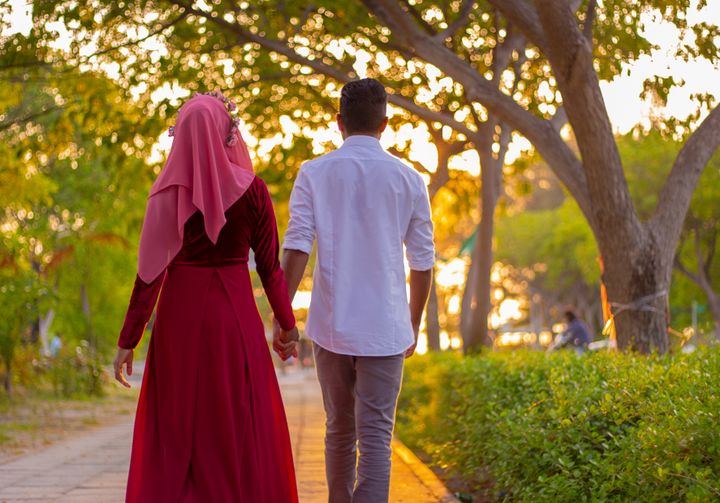 Online dating: starting a conversation on a niche platform