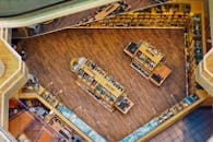 走进一家现代酒类商店，时尚的内部配有木制货架和多种饮料