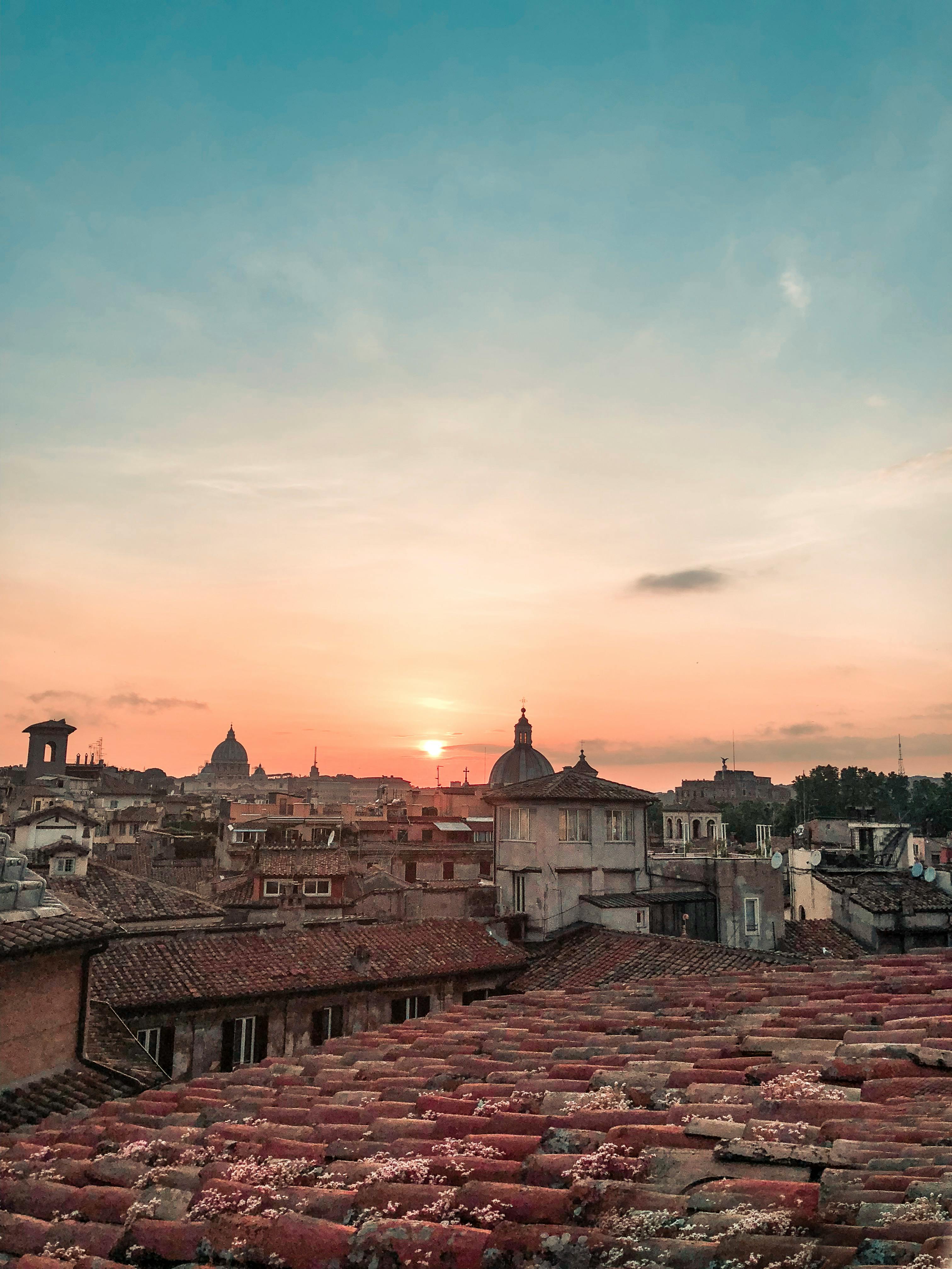 罗马屋顶上，美丽的日出捕捉了这座城市的历史魅力和充满活力的色彩