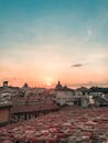罗马屋顶上，美丽的日出捕捉了这座城市的历史魅力和充满活力的色彩
