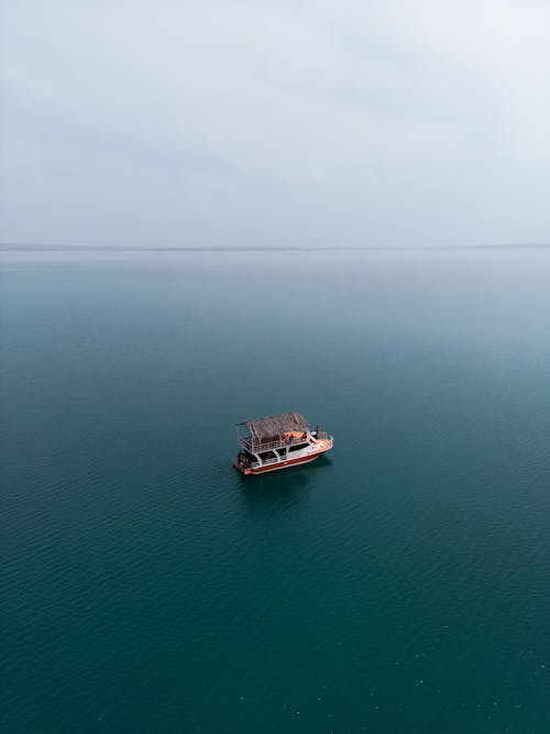 Darmowe zdjęcie z galerii z jezioro, krajobraz, łódź