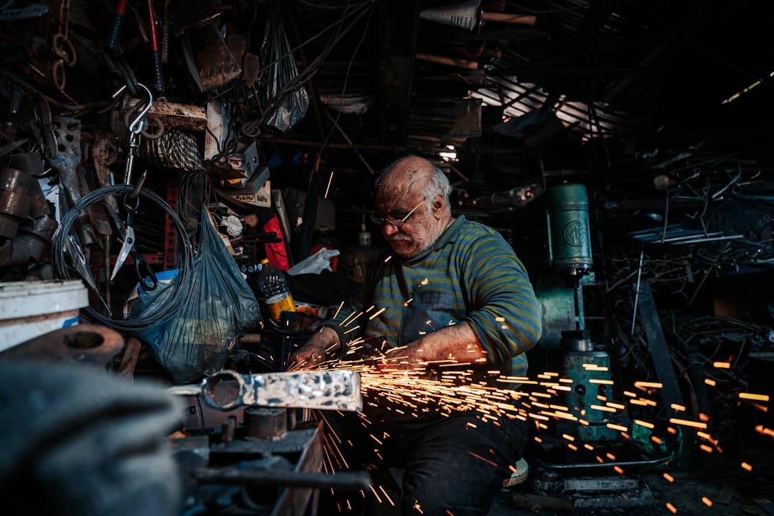 Immagine gratuita di artigiano, guardando giù, laborioso