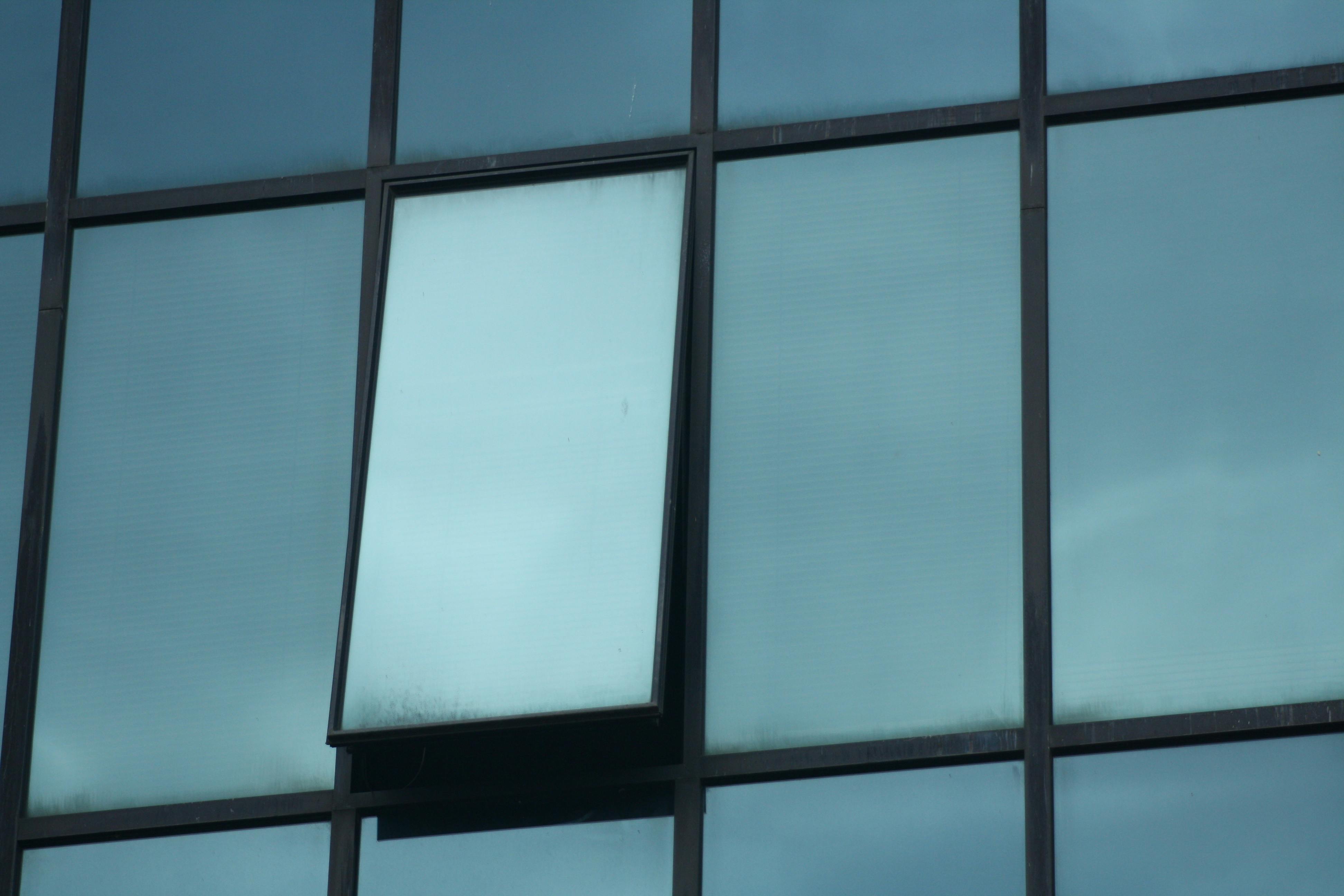 意大利布雷西亚，一扇敞开的窗户，现代玻璃立面的特写