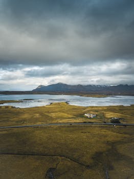 从空中俯瞰冰岛，地形崎岖，天空多云