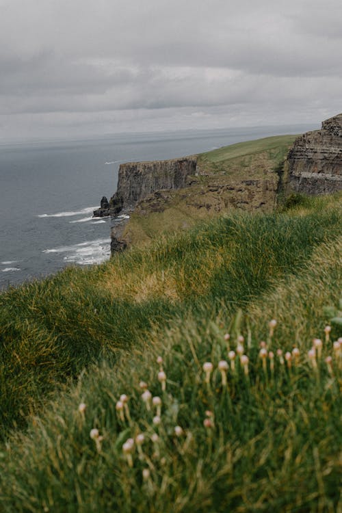 A grassy hill with a cliff and grassy area