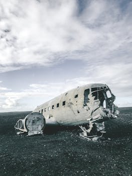 在冰岛荒凉的风景上，一架废弃飞机的怪异残骸静卧在多云的天空下