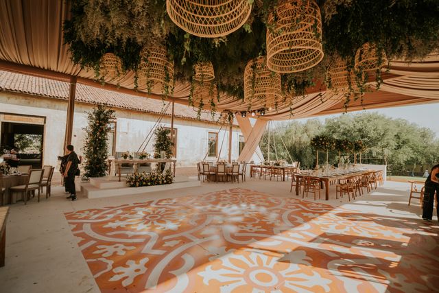 Salle de mariage en extérieur avec décoration florale et assises en bois