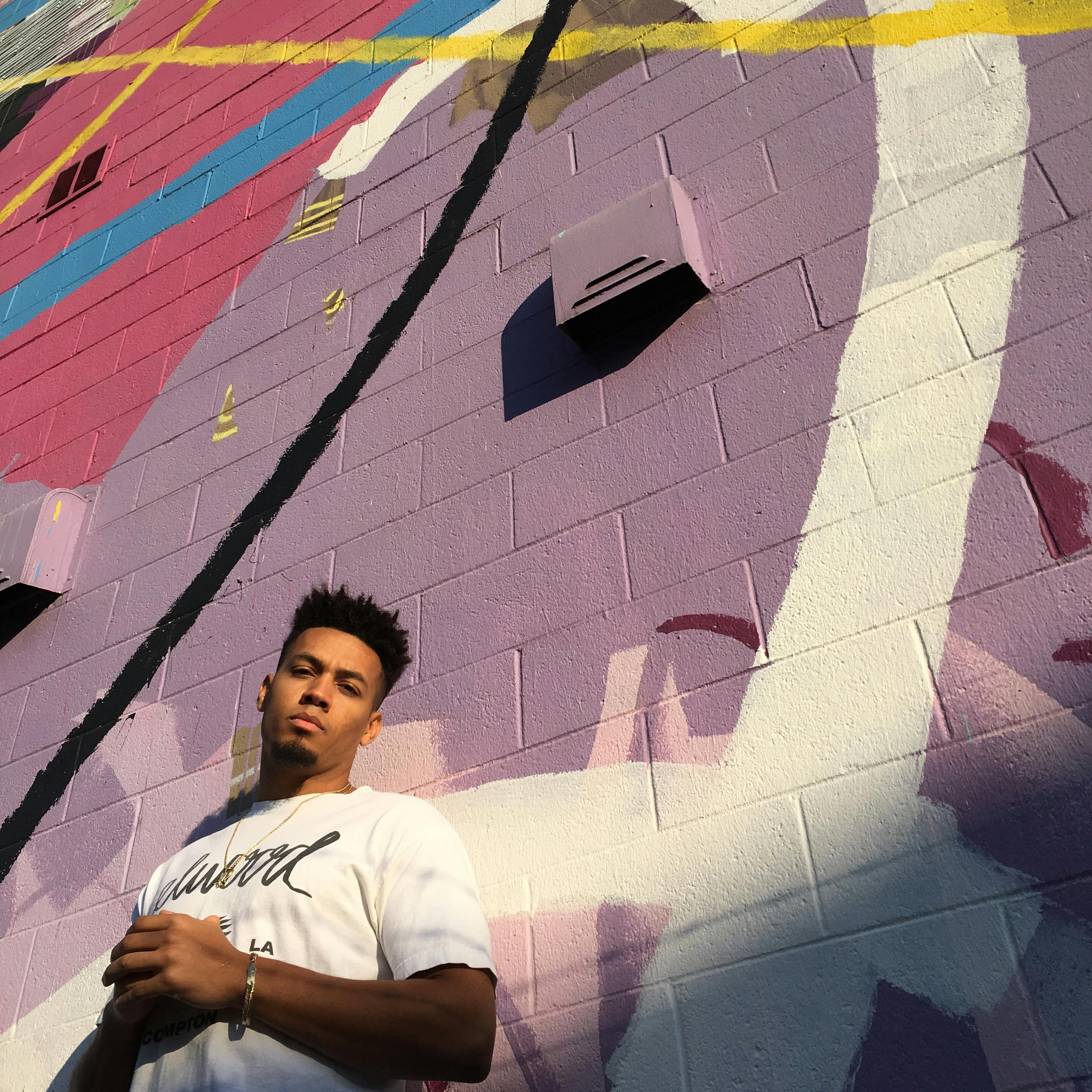 亚特兰大一名男子在彩色壁画前摆姿势的动态肖像