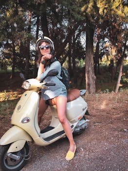 一位时尚的女士在阳光明媚的公园里骑着滑板车，享受着无忧无虑的乐趣