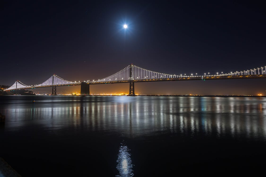 бесплатная Освещенный бетонный мост ночью Стоковое фото