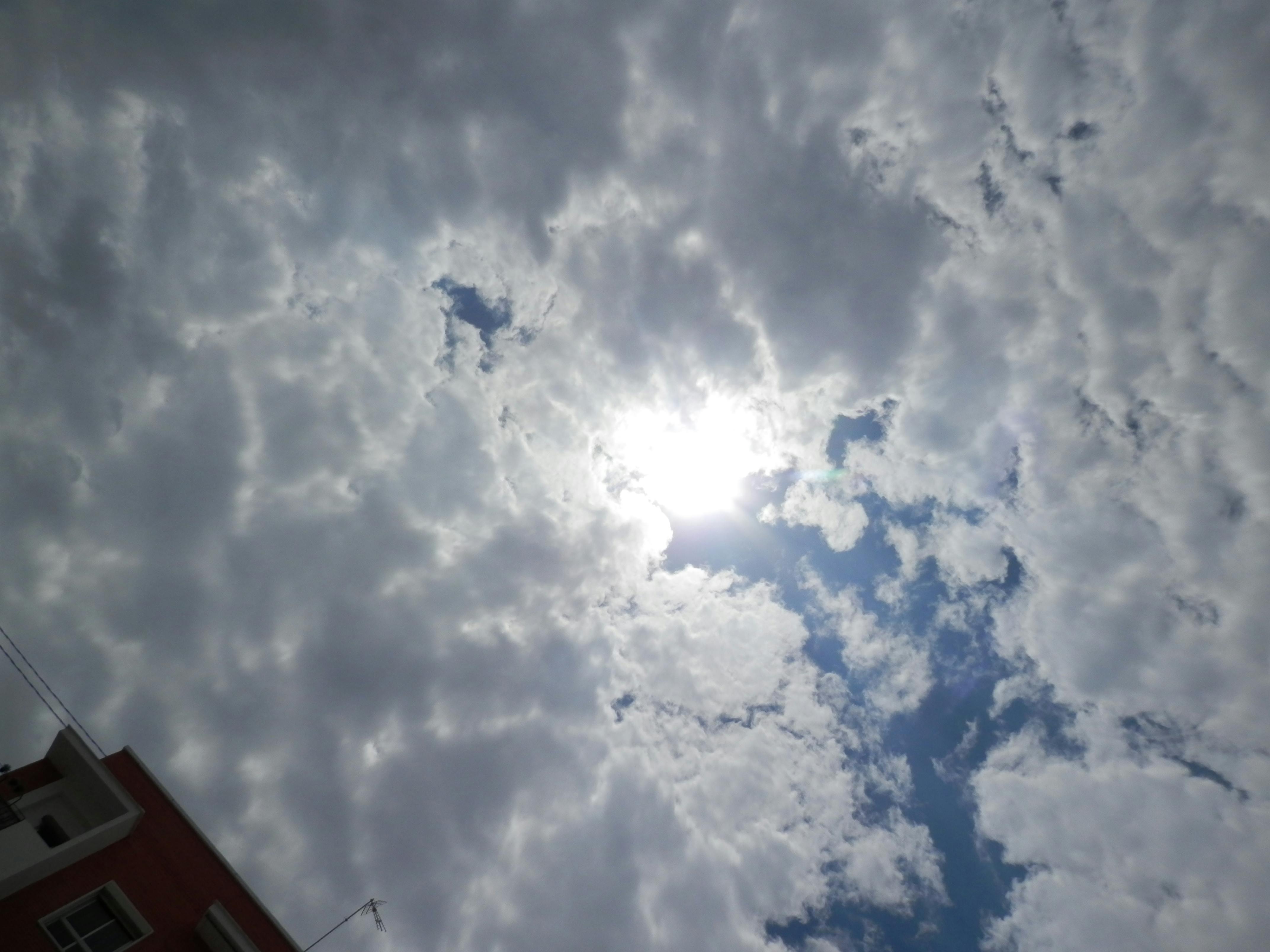 Cattedrale in pietra in piazza medievale