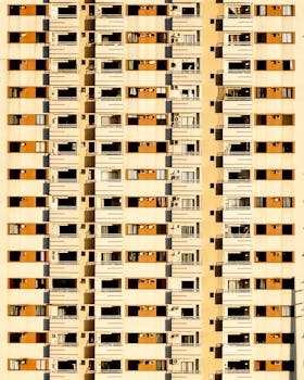 特写镜头对准贝伦一座高层公寓楼的正面，展示出对称的阳台