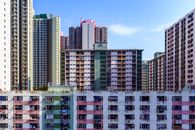 香港的天际线上矗立着高层公寓和摩天大楼
