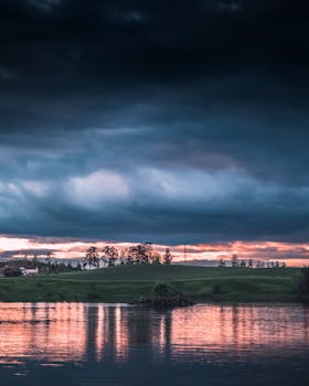 挪威索伦桑一个宁静的湖泊上，日落壮丽，云层壮观