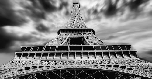 免费 巴黎埃菲尔铁塔的灰度摄影 素材图片