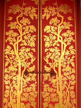 门上精致的金色树形设计以红色为底，凸显出经典的艺术感