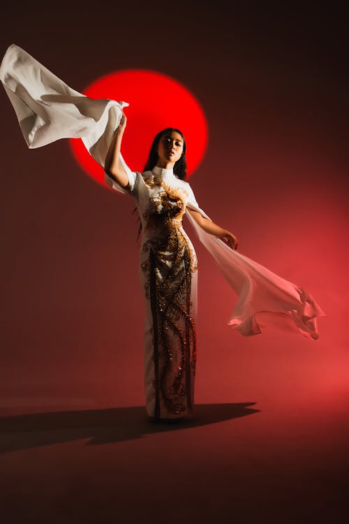 Immagine gratuita di abbigliamento tradizionale, braccio alzato, donna