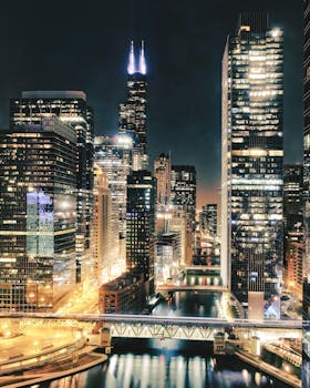捕捉芝加哥夜间城市天际线，展现沿河发光的摩天大楼