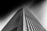 从低角度拍摄法兰克福的一座现代摩天大楼，以单色呈现当代建筑