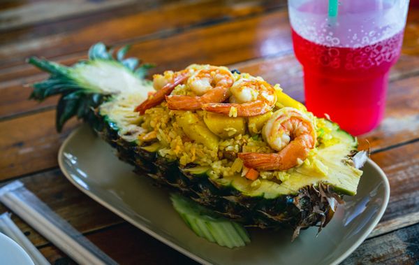 Arroz frito thai con piña y gambas