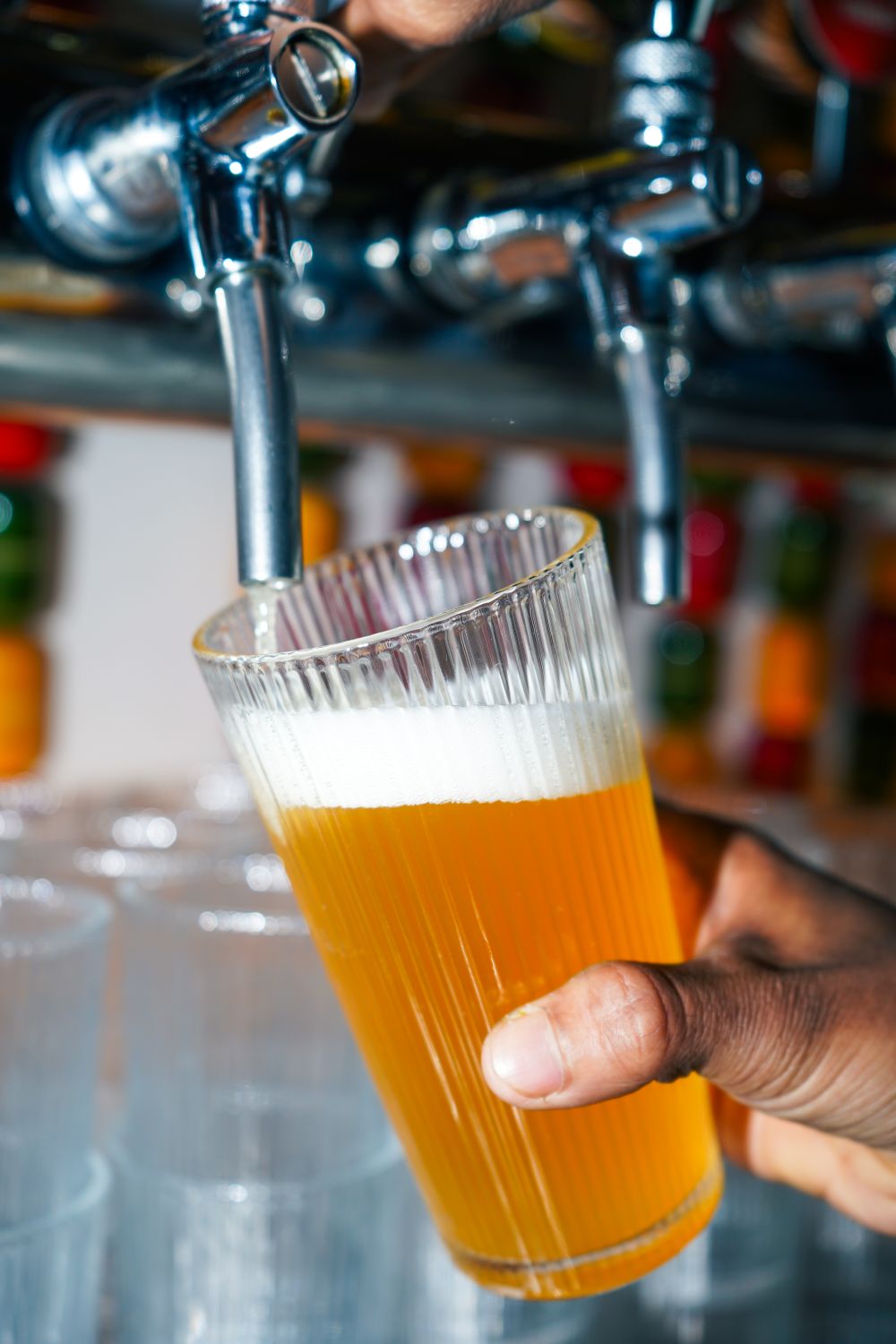 Birra servita da una spina, immagine stock