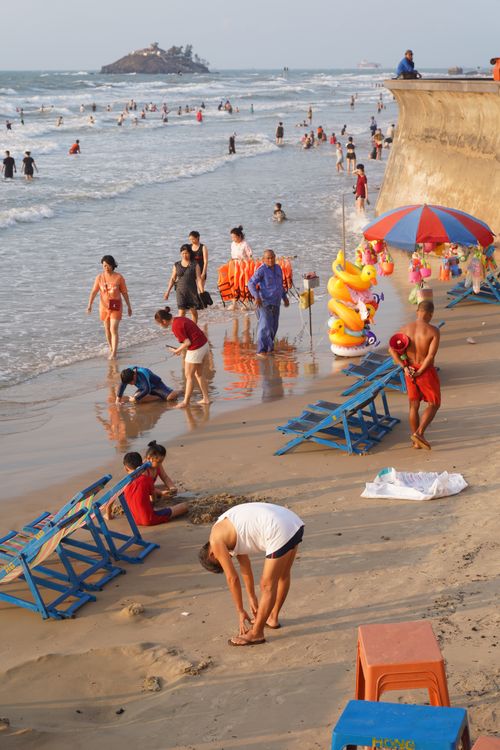 Free Crowded beach in Bà Rịa - Vũng Tàu, showcasing vibrant summer activities. Stock Photo