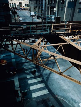 城市街道的鸟瞰图，包含人行横道和架空火车轨道