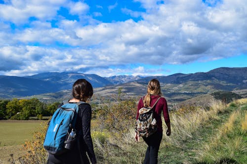 Duas Mulheres Caminham Para Abrir O Campo