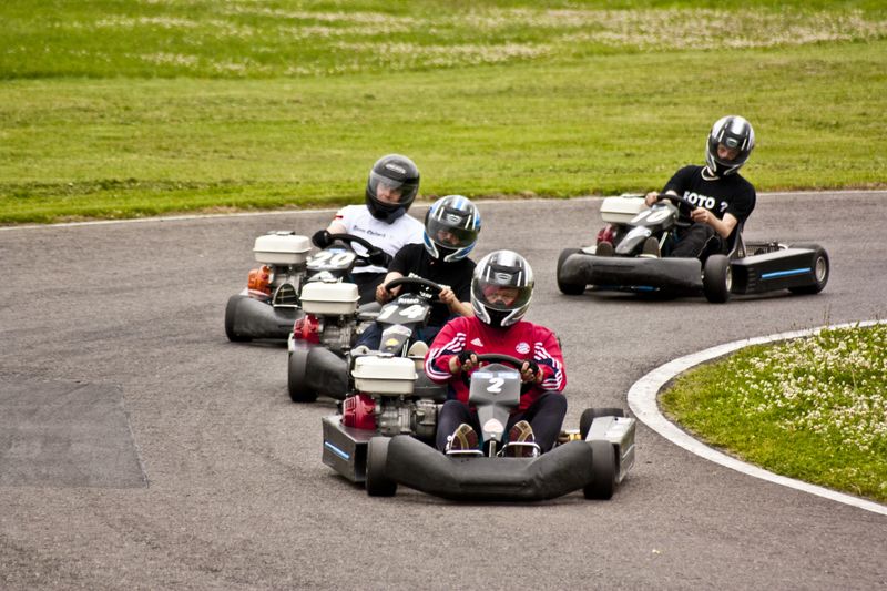 circuit de karting avec vue sur les karts alignés