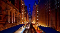 芝加哥繁华市中心火车站的夜景充满活力