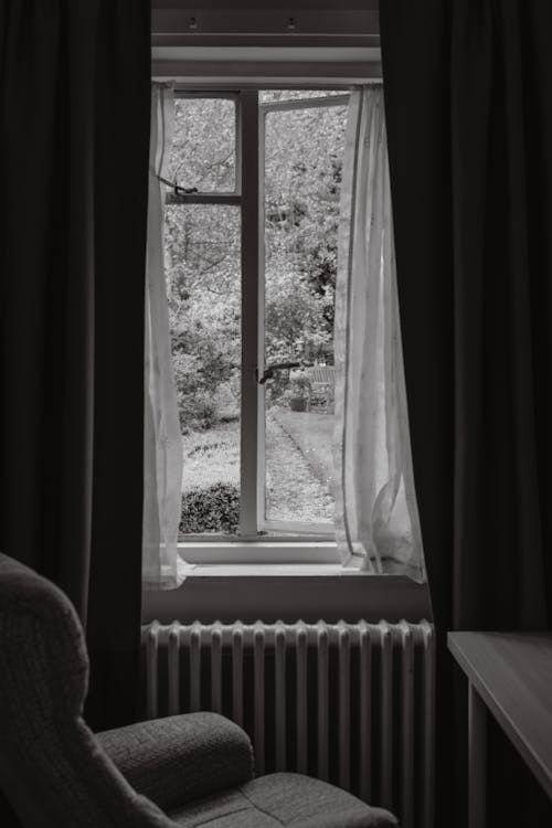 Fotografía de interior de una habitación en blanco y negro minimalista