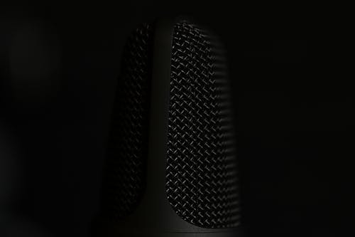 Microphone Noir Et Argent Sur Fond Noir
