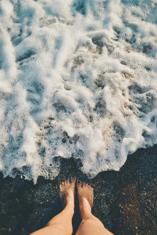 Person, Die Neben Strand Steht