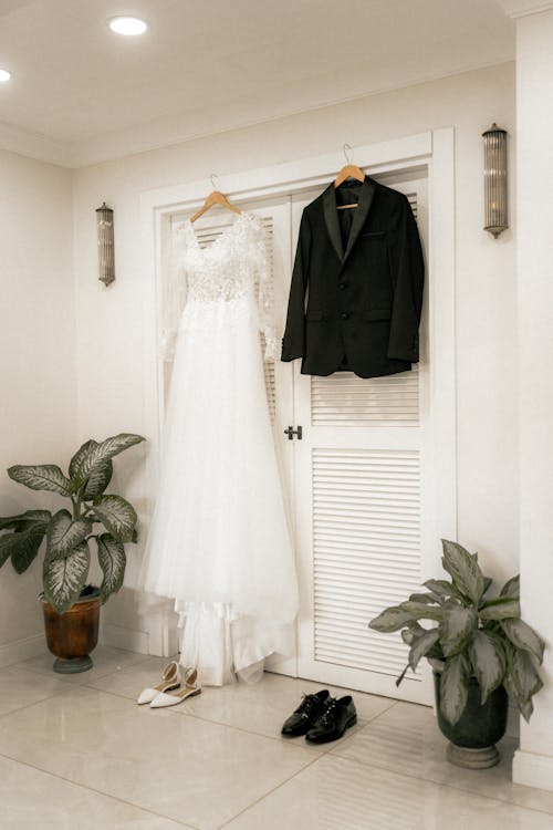 Foto profissional grátis de armário de roupa, arranjo de flores, calçado