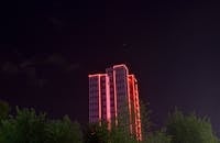 俄罗斯伏尔加格勒一座摩天大楼在夜间呈现出戏剧性的红灯景观