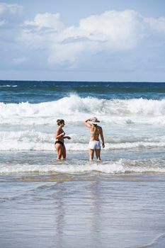 两名女子在澳大利亚的冲浪者天堂海滩享受海浪