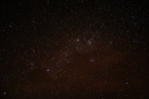 夜空中繁星点点，星座清晰可见，景色令人惊叹