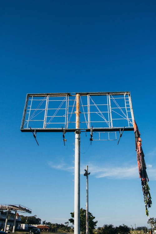 Bingkai Billboard Metal Putih Di Bawah Langit Biru