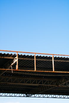 工业屋顶与晴朗天空构成的极简主义景观，非常适合建筑主题