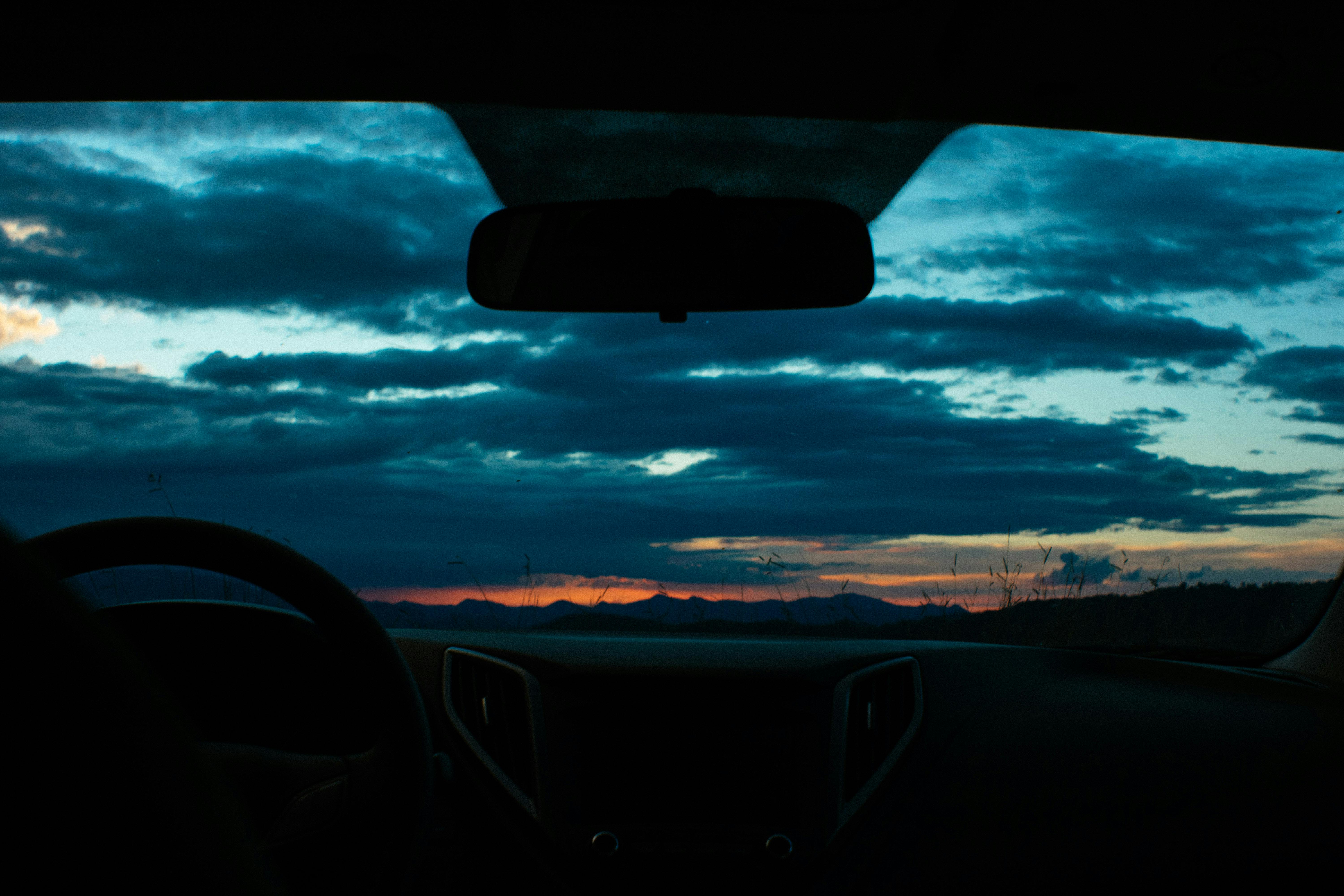 黄昏时分，从车内望去，山脉的轮廓和充满活力的天空尽收眼底