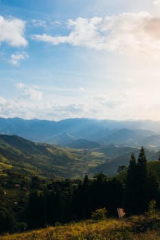 日出时分，探索令人惊叹的山景，看阳光洒向宁静的山谷
