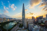 日落时分，首尔以乐天世界塔为特色的天际线令人惊叹