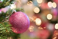 这些充满活力的粉色圣诞装饰品搭配散景灯，非常适合节日装饰