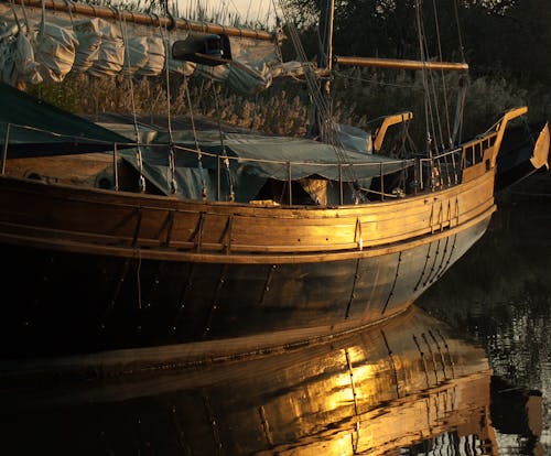 Braunes Und Schwarzes Hölzernes Segelboot, Das Auf Wasser Schwimmt