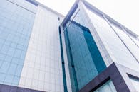 印度加尔各答一座现代玻璃立面建筑的低角度视图