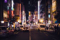 东京的夜晚充满活力，繁忙的交通和鲜艳的霓虹灯将这座城市照亮